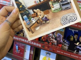 Σάλος με χριστουγεννιάτικη κάρτα που «αστειεύεται» με τα υιοθετημένα παιδιά