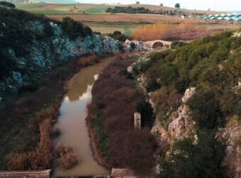 Το ειδυλλιακό τοπίο που θυμίζει Ήπειρο και Ζαγοροχώρια σε απόσταση αναπνοής από την Αθήνα