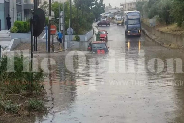 Καιpός – Δpαματική εξέλιξη στην Θεσσαλονίκη: Ένα αμάξι σχεδόν «εξαφανίστηκε» – Πτώση μεγάλοu δέντροu και δρόμοι ποτάμια