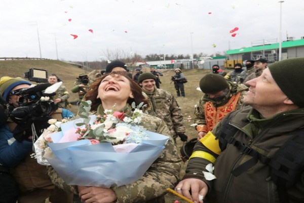 Δεν τους λύγισε ο πόλεμος στην Ουκρανία: Ζευγάρι παντρεύτηκε στο μέτωπο με στολές παραλλαγής – Κόσμος