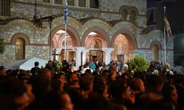 Αγρυπνία για τον Γιώργο Μαζωνάκη: Άγριο ξύλο έξω από το ναό σε επιδειξία