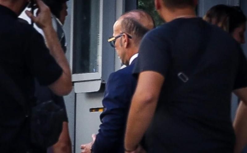 Βόμβα! Βγαίνει με βραχιολάκι ο γιατρός-Οργή λαού για τον ζεστό ακόμη Μαζωνάκη