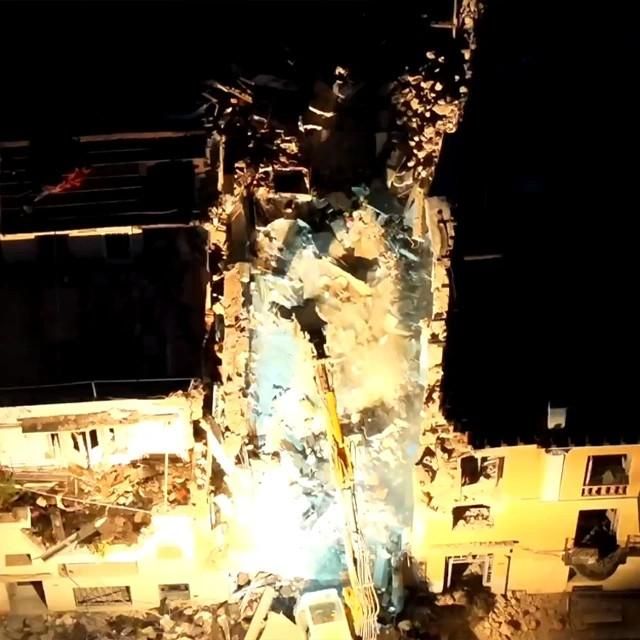 Πλάκα: Έξι συνολικά οι αγνοούμενοι από την έκρηξη στο κτήριο – H γυναικεία τσάντα που βρέθηκε