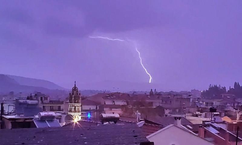 Καιρός - Ξεκίνησε η κακοκαιρία: Πού χτυπά απόψε και αύριο - Οι περιοχές που είναι στο «κόκκινο»